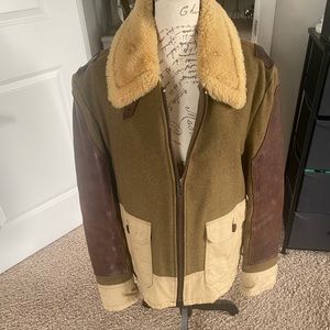 Greetings everyone! This one is a used men’s genuine leather jacket size L.